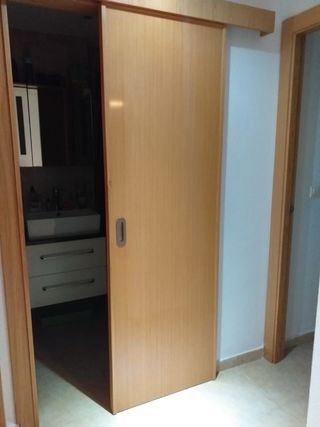 Puertas de madera para dormitorio, baño y cocina.