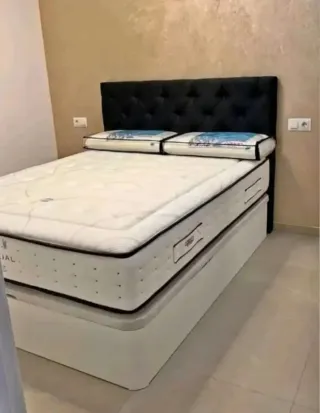 Letto con contenitore a ribalta e materassi