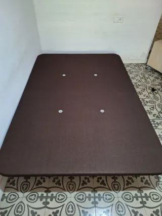 Somier con patas marrón