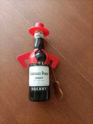 Botella Tio Pepe con traje flamenco