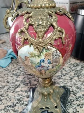 Vasi antichi dorati e smaltati