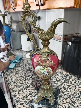 Vasi antichi dorati e smaltati