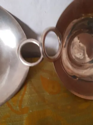 Dos bandejas decorativas con asas