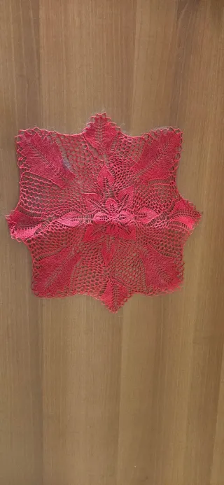 Centrino rosso in tessuto