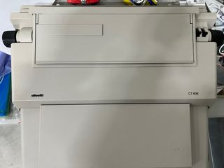 Máquina de escribir Olivetti CT 606  caja y manual