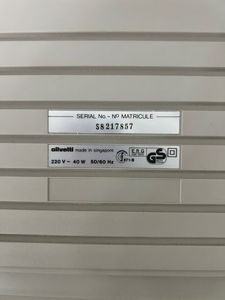 Máquina de escribir Olivetti CT 606  caja y manual