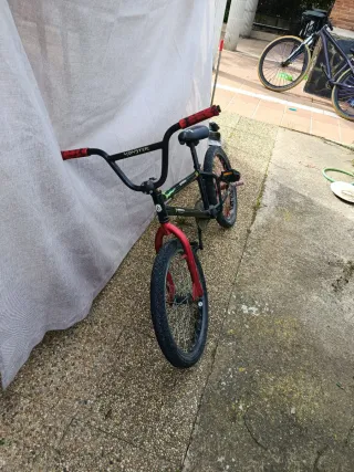 Bmx Freestyle Negra y Roja