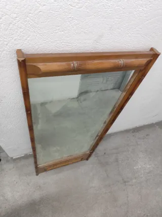 Espejo de madera con detalles de bambú