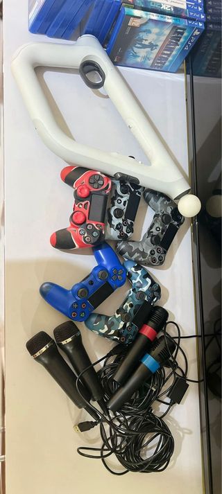 (PlayStation 4) Con mandos, juegos y micros.