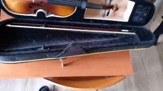 Violín con estuche y arco