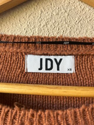 Jersey JDY marrón con volantes y cuello redondo