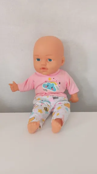 Muñeca bebé con pijama de nubes