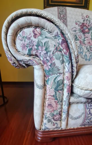 2 Sofás de 2 plazas  tapizado floral madera maciza