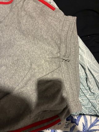 Pantalón chándal Adidas gris con raya roja