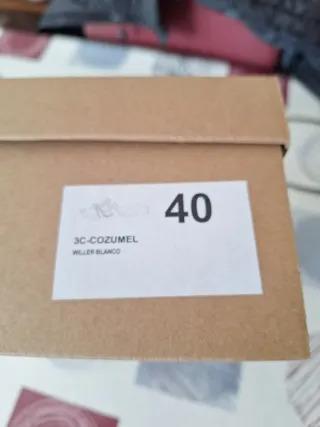 Sandalias blancas con hebilla dorada Talla 40