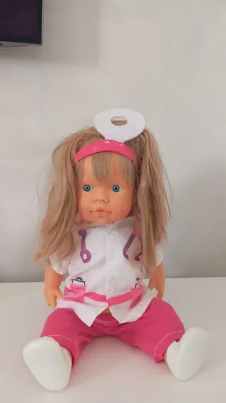 Muñeca doctora con accesorios