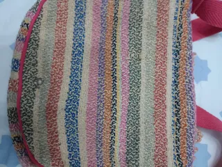 Bolso colorido con apliques brillantes