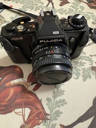 Cámara de fotos analógica negra. Fujica AX 5