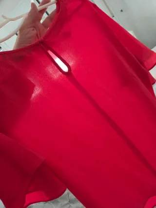 Blusa roja con botones