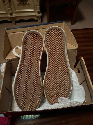 Zapatillas rojas estilo Converse