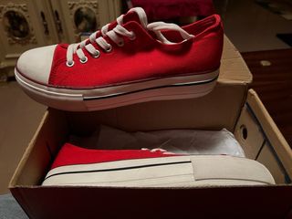 Zapatillas rojas estilo Converse