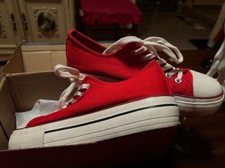 Zapatillas rojas estilo Converse