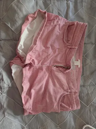 Pantalones a rayas rojos y blancos