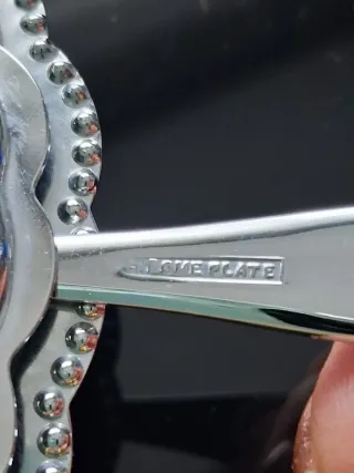 Mantequera inglesa antigua plateada con vidrio.