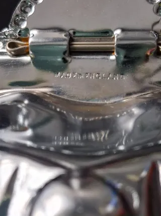 Mantequera inglesa antigua plateada con vidrio.