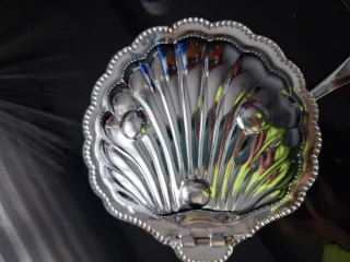 Mantequera inglesa antigua plateada con vidrio.