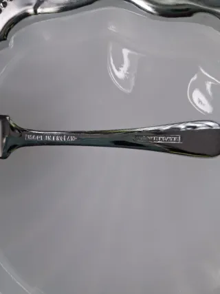 Mantequera inglesa antigua plateada con vidrio.