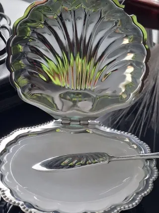 Mantequera inglesa antigua plateada con vidrio.