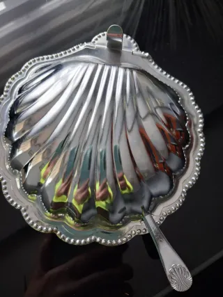 Mantequera inglesa antigua plateada con vidrio.