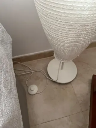 Lámpara de pie blanca de papel y metal