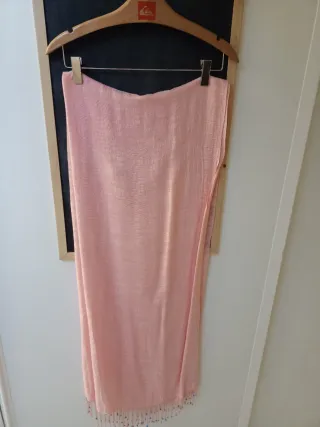 Bufanda rosa con abalorios