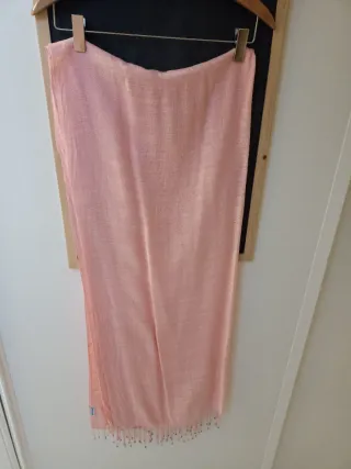 Bufanda rosa con abalorios