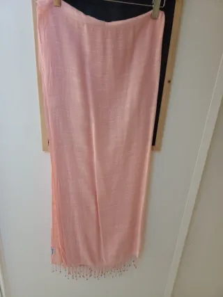 Bufanda rosa con abalorios