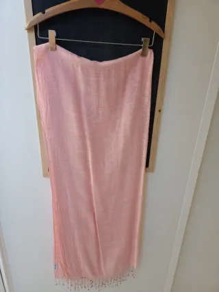 Bufanda rosa con abalorios