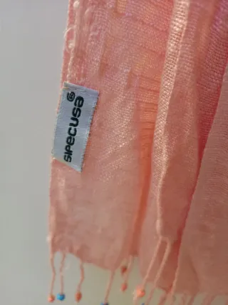 Bufanda rosa con abalorios