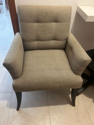 Sillón de tela beige y marrón