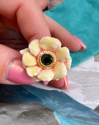 Anillo Flor con Piedra Negra y Detalles Dorados