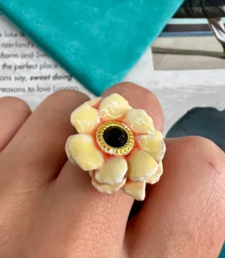 Anillo Flor con Piedra Negra y Detalles Dorados