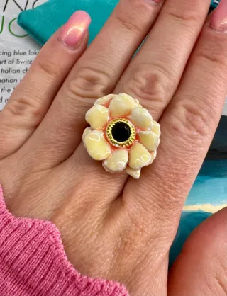 Anillo Flor con Piedra Negra y Detalles Dorados