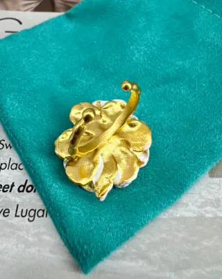 Anillo Flor con Piedra Negra y Detalles Dorados