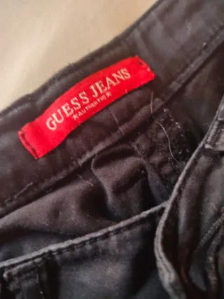 Pantalón negro Guess