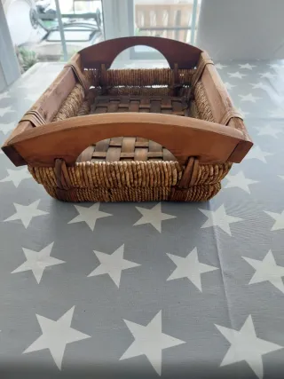 Cesta de madera y mimbre