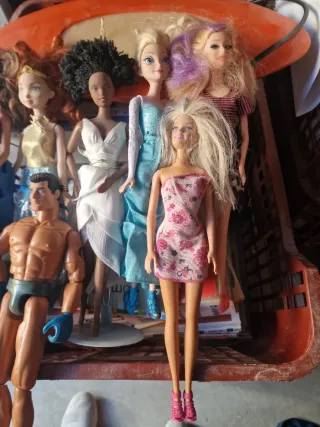 Lote de 8 muñecas y figura de acción