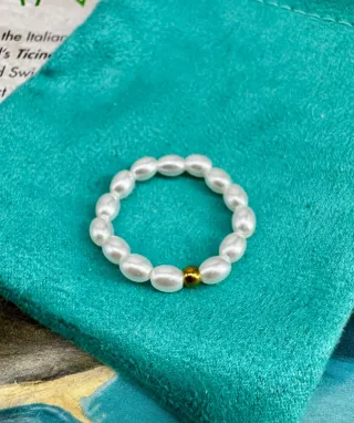 Anillo elastico perlas y detalle dorado