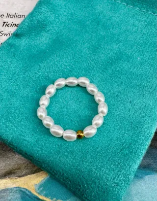 Anillo elastico perlas y detalle dorado