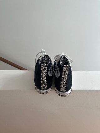 Converse negras con estampado animal print